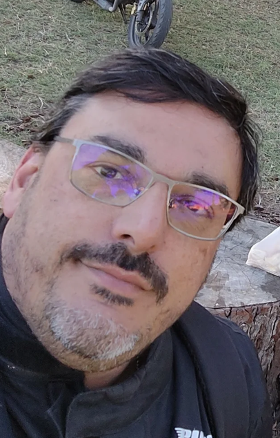 Trabajador de muebles a medida en taller
